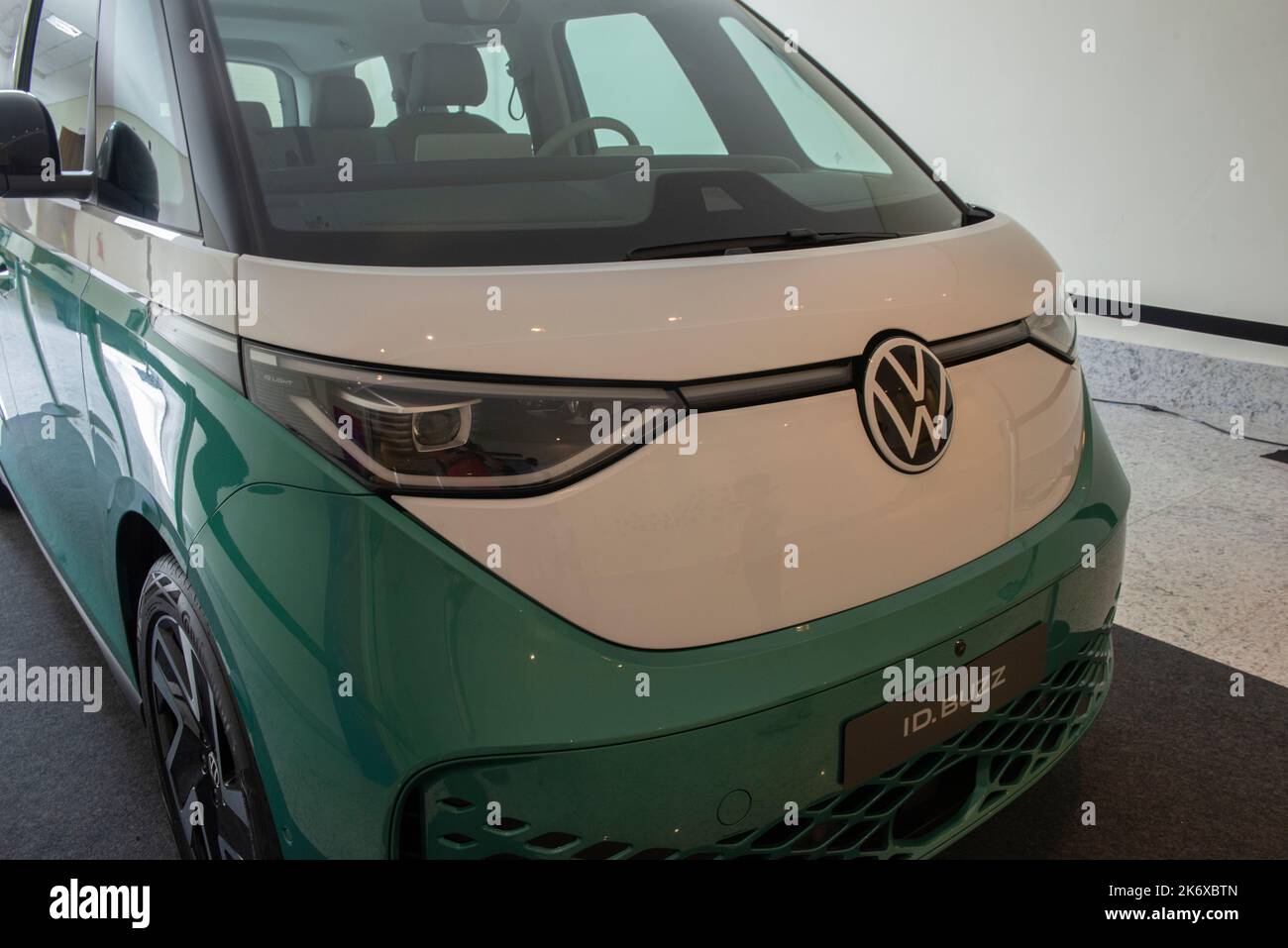 ATIBAIA- Brasilien, Okt 7, 2022: Grün weiß VW ID Buzz oder ID.Buzz. Der Elektro-Minivan Volkswagen Bulli ist ein emissionsfreies Konzeptfahrzeug. Neuer elektrischer Volkswag Stockfoto