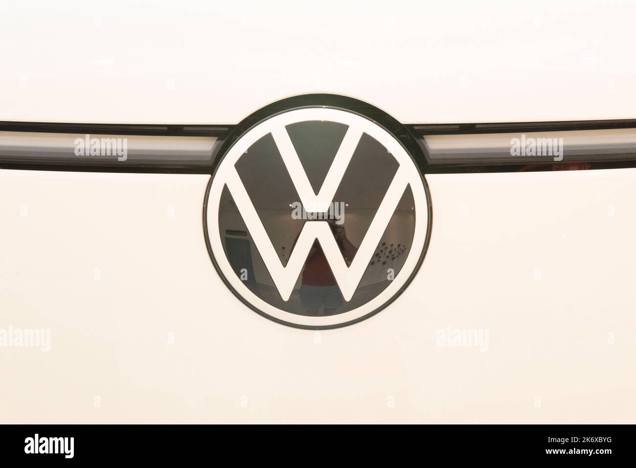 ATIBAIA- Brasilien, Okt 7, 2022: Logo des Automobilkonzerns Volkswagen. Deutscher Automobilhersteller Zeichen der VW ID Buzz oder ID.Buzz. Elektrische Volkswaa Stockfoto