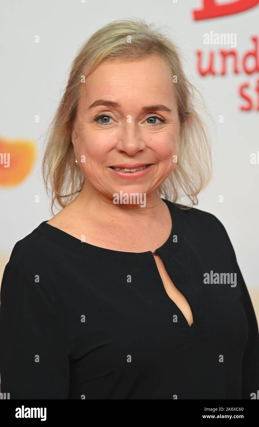 Köln, Deutschland. 15. Oktober 2022. Schauspielerin Christine Urspruch kommt zur Premiere des Kinderanimationsfilms „der Mucklas. Und wie sie zu Pettersson und Findus beim Kölner Cinedom kamen. Quelle: Horst Galuschka/dpa/Alamy Live News Stockfoto