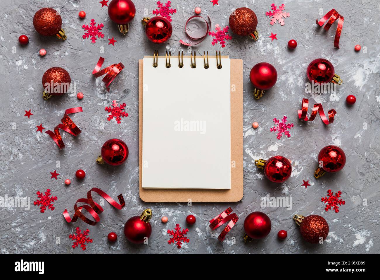 Weihnachtliche, leere GrußkartenMockupSzene. Kreatives Layout aus