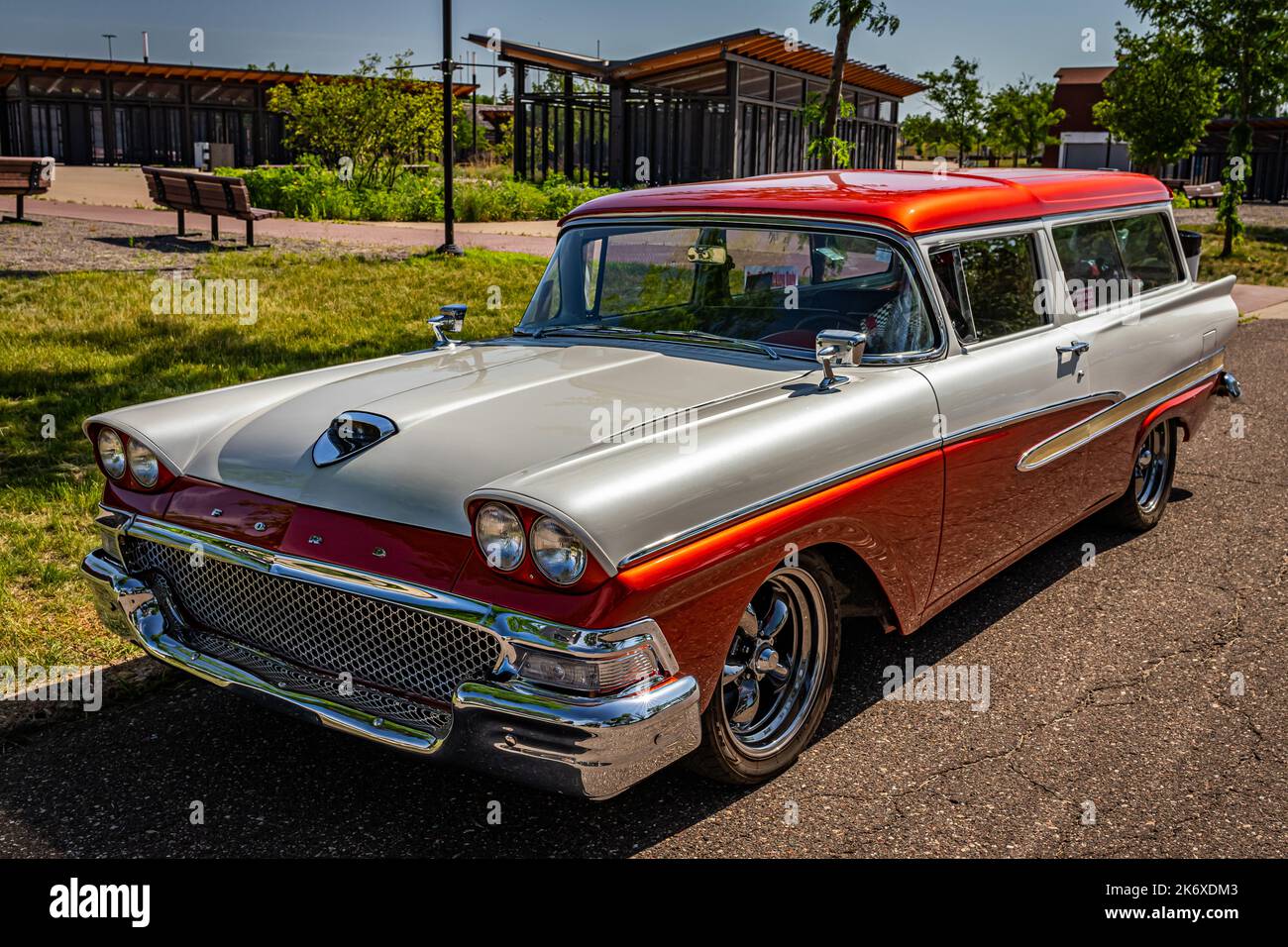 Falcon Heights, MN - 19. Juni 2022: Vorderansicht eines Ford Del Rio Ranch Wagon aus dem Jahr 1958 auf einer lokalen Automshow. Stockfoto