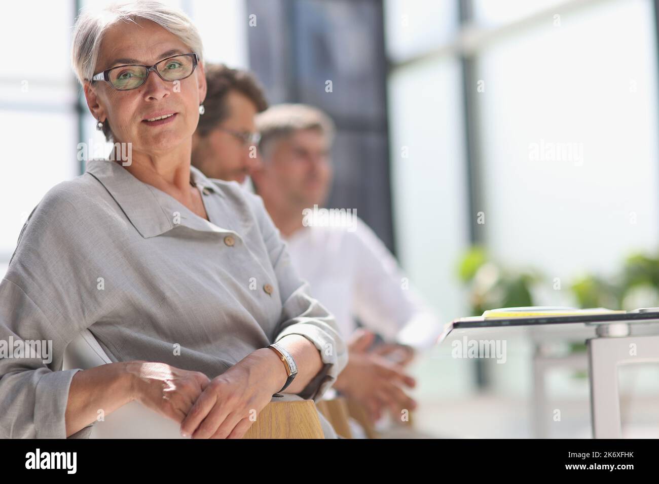 60-jährige Geschäftsfrau in einem Arbeitsumfeld Stockfoto