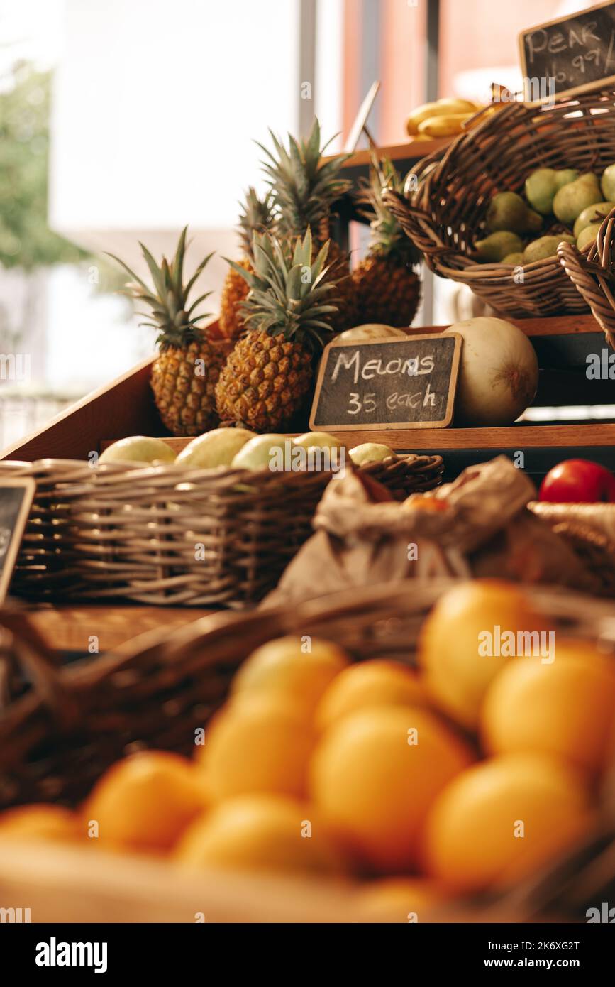 Stillleben des Obst- und Gemüsegangs in einem örtlichen Lebensmittelgeschäft. Auswahl an frischen Bio-Produkten im Supermarkt. Stockfoto