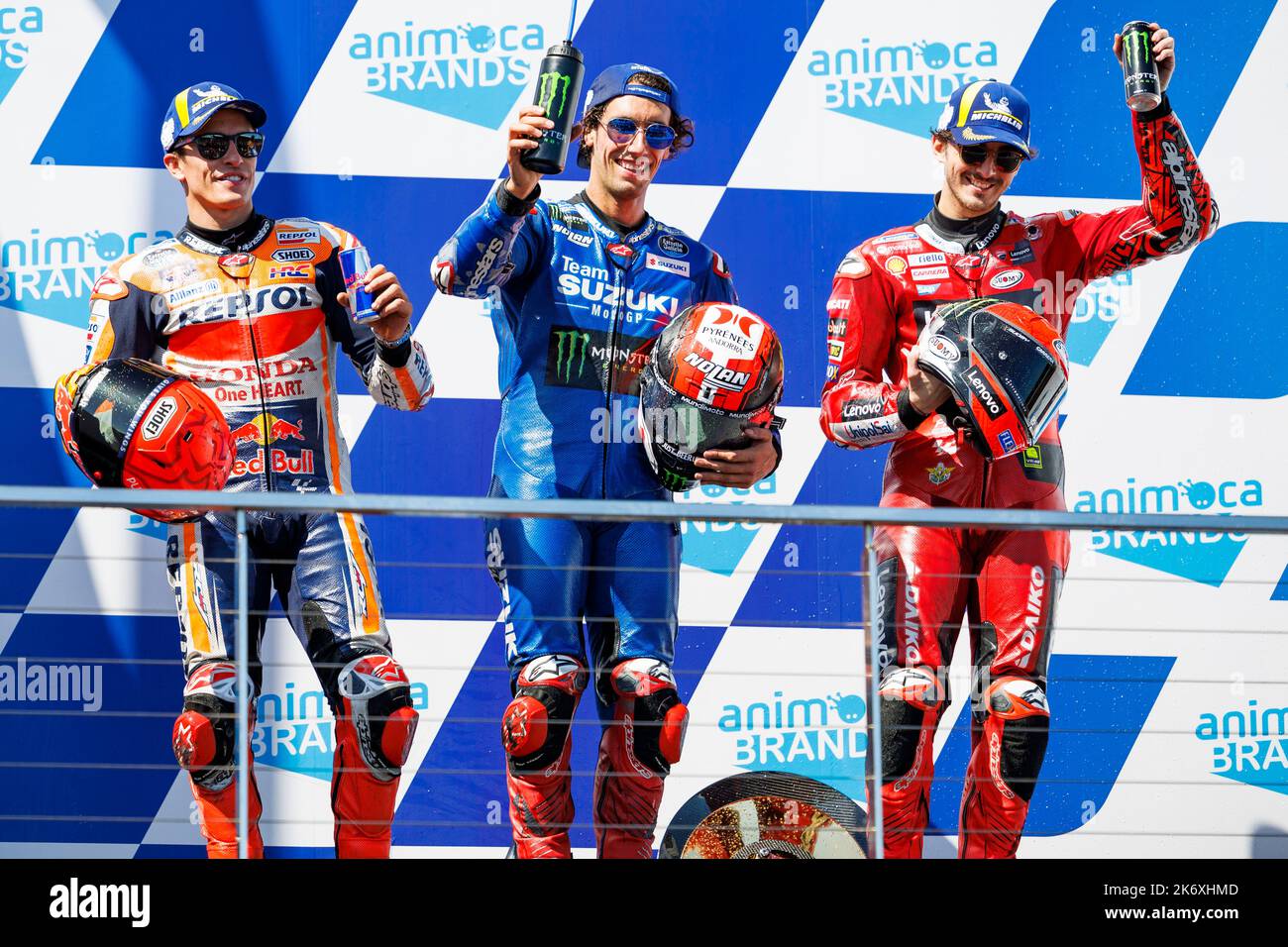 16.. Oktober 2022 ; Phillip Island Grand Prix Circuit, Melbourne, Victoria, Australien: MotoGP von Australien, Renntag: Rennsieger Team Suzuki Ecstar Fahrer Alex Rins auf dem Podium nach dem Rennen mit 3. platzierten Ducati Lenovo Teamfahrer Francesco Bagnaia und 2. platzierten Repsol Honda Teamfahrer Marc Marquez Kredit: Action Plus Sports Images/Alamy Live News Stockfoto