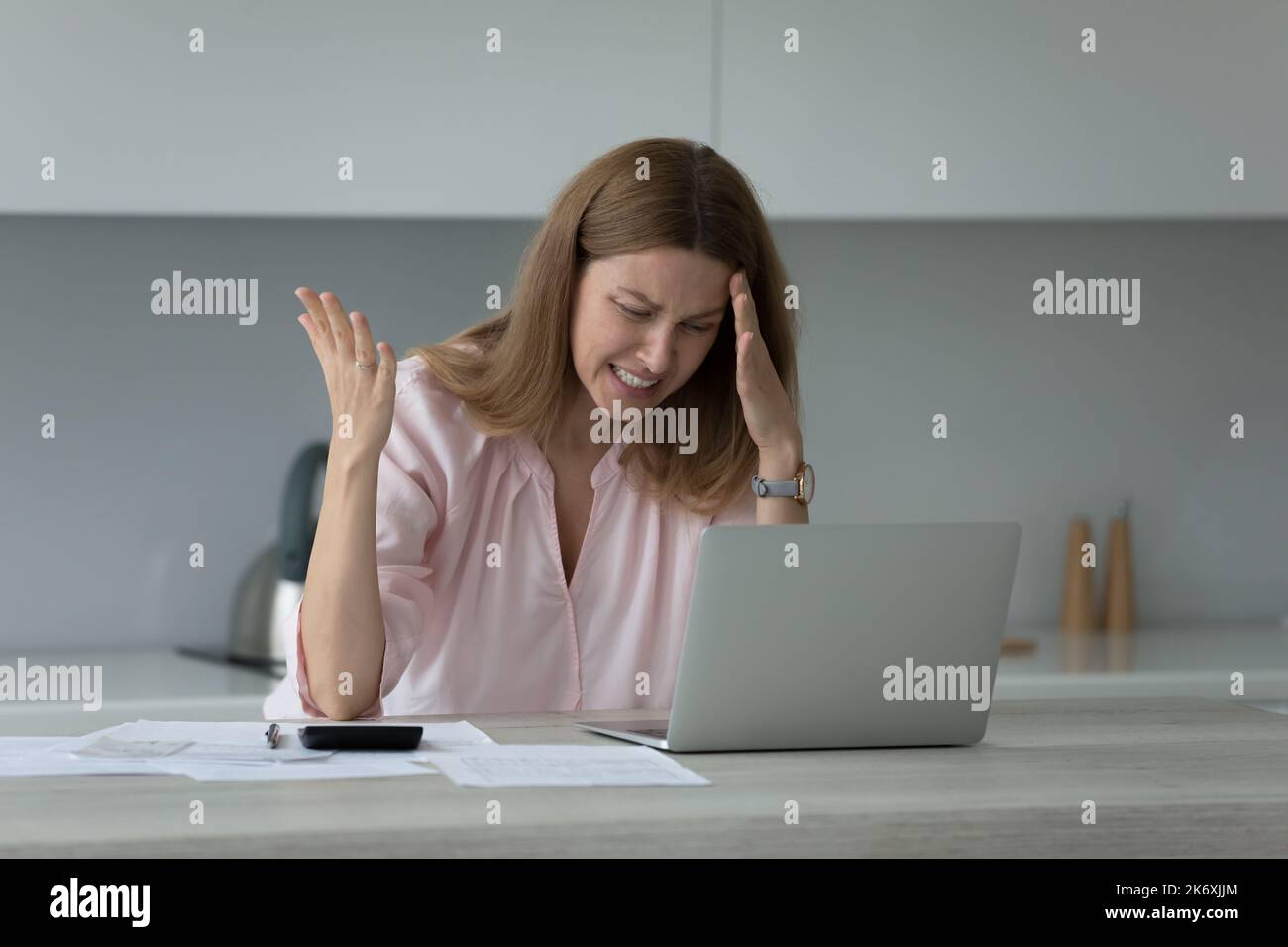 Frau verwaltet persönlichen Haushalt fühlt sich wütend aufgrund der Schulden Stockfoto