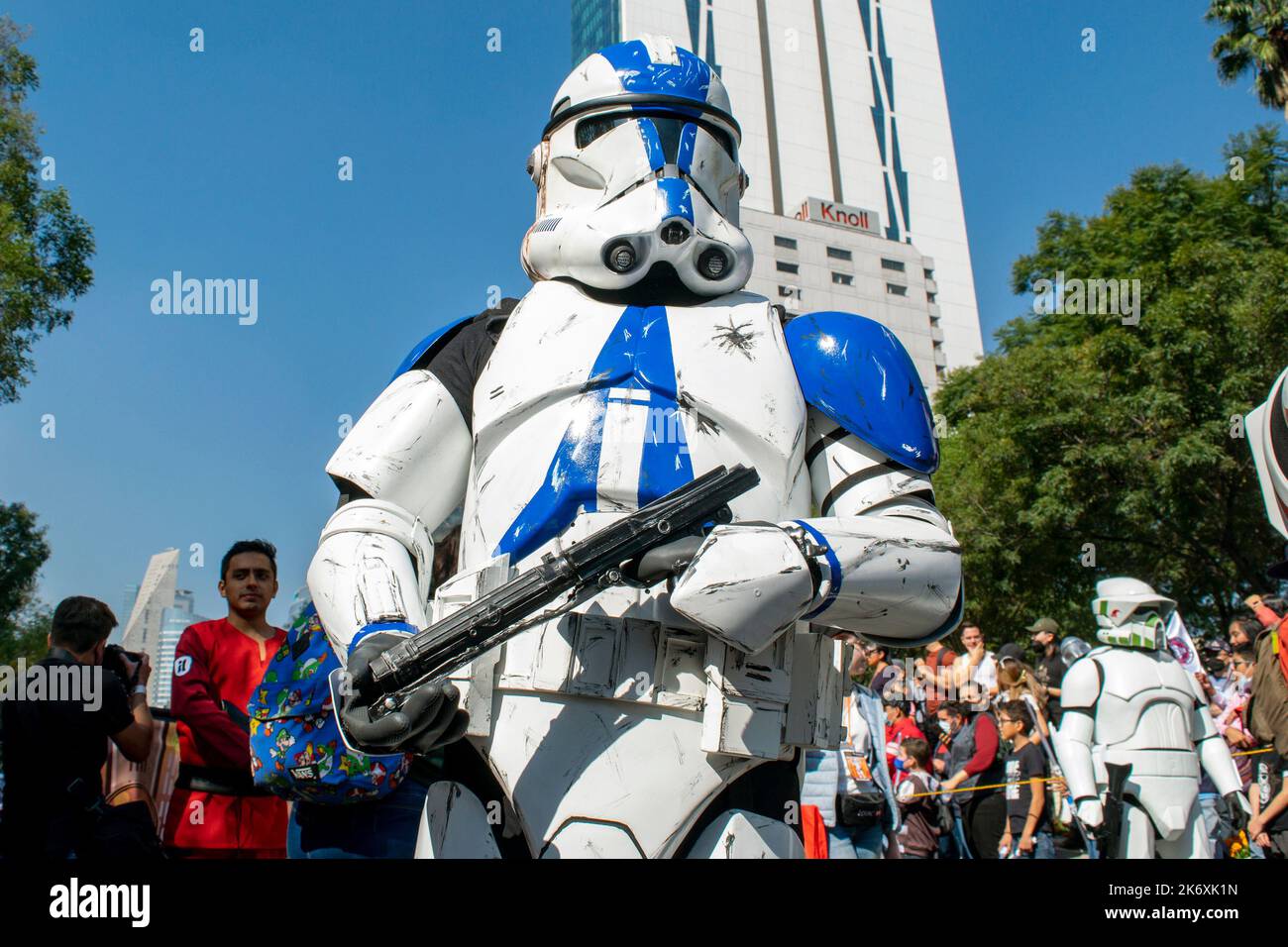 Mitglieder des galaktischen Imperium (501. Legion Mexican Garrison) besichtigten die Paseo de la Reforma Avenue, wo sich fast 30 Star Wars-Fans versammelten Stockfoto