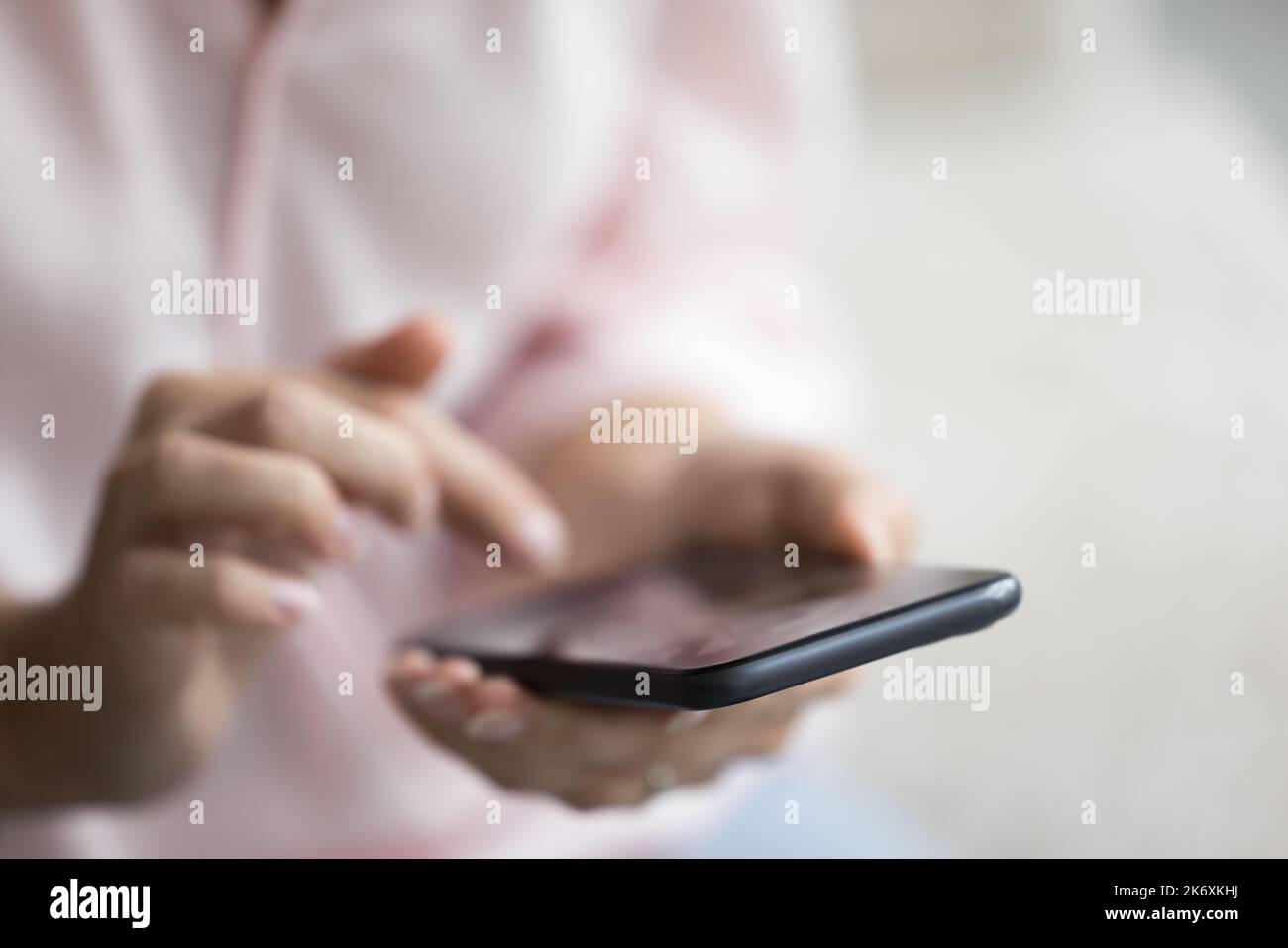 Nahaufnahme unbekannter weiblicher Hände mit dem modernen Smartphone Stockfoto