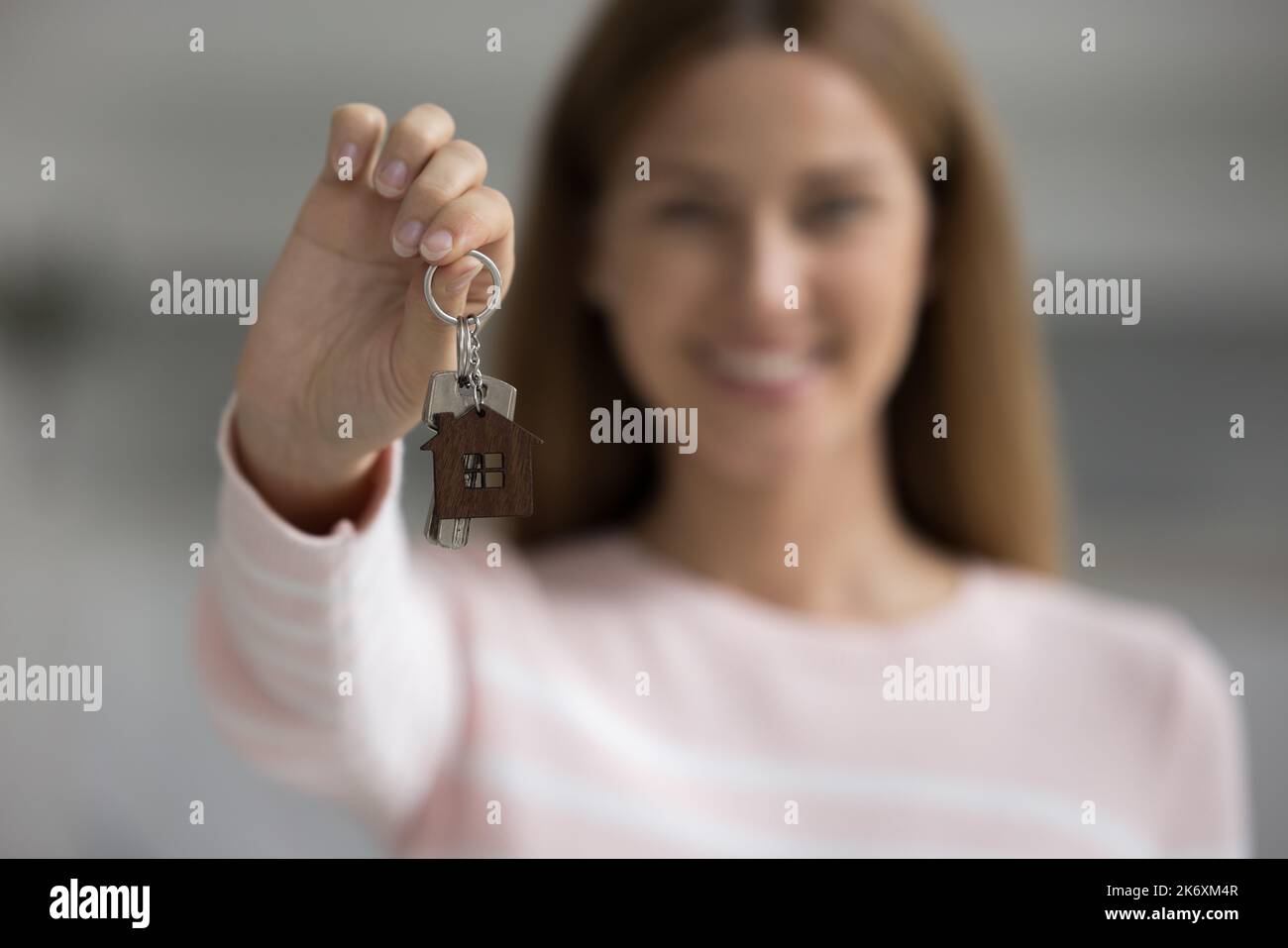 Immobilienmakler, Immobilienmakler Frau zeigt Schlüssel zur Kamera Stockfoto