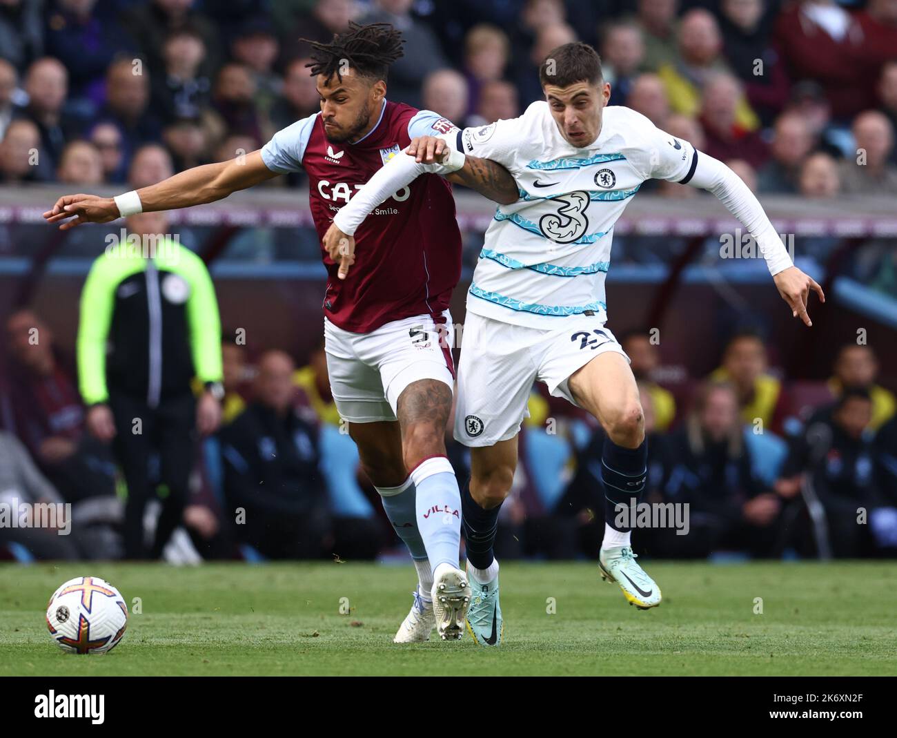 Birmingham, Großbritannien. 16. Oktober 2022. Tyrone Mings von Aston Villa tusles mit Kai Havertz von Chelsea während des Premier League-Spiels in Villa Park, Birmingham. Bildnachweis sollte lauten: Darren Staples/Sportimage Credit: Sportimage/Alamy Live News Stockfoto