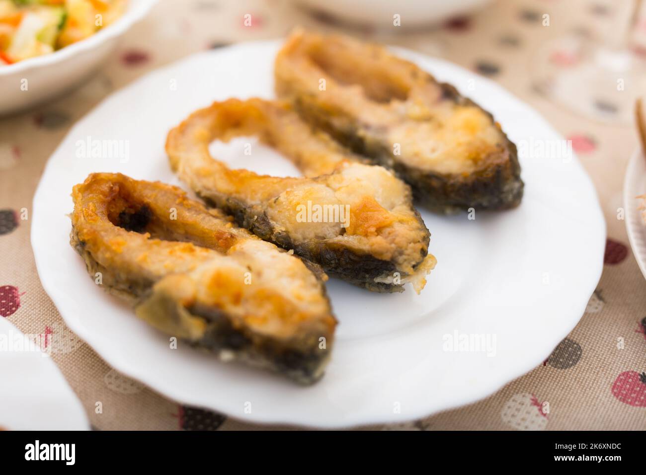 Drei frittierte Karpfen auf einem weißen Teller Stockfoto