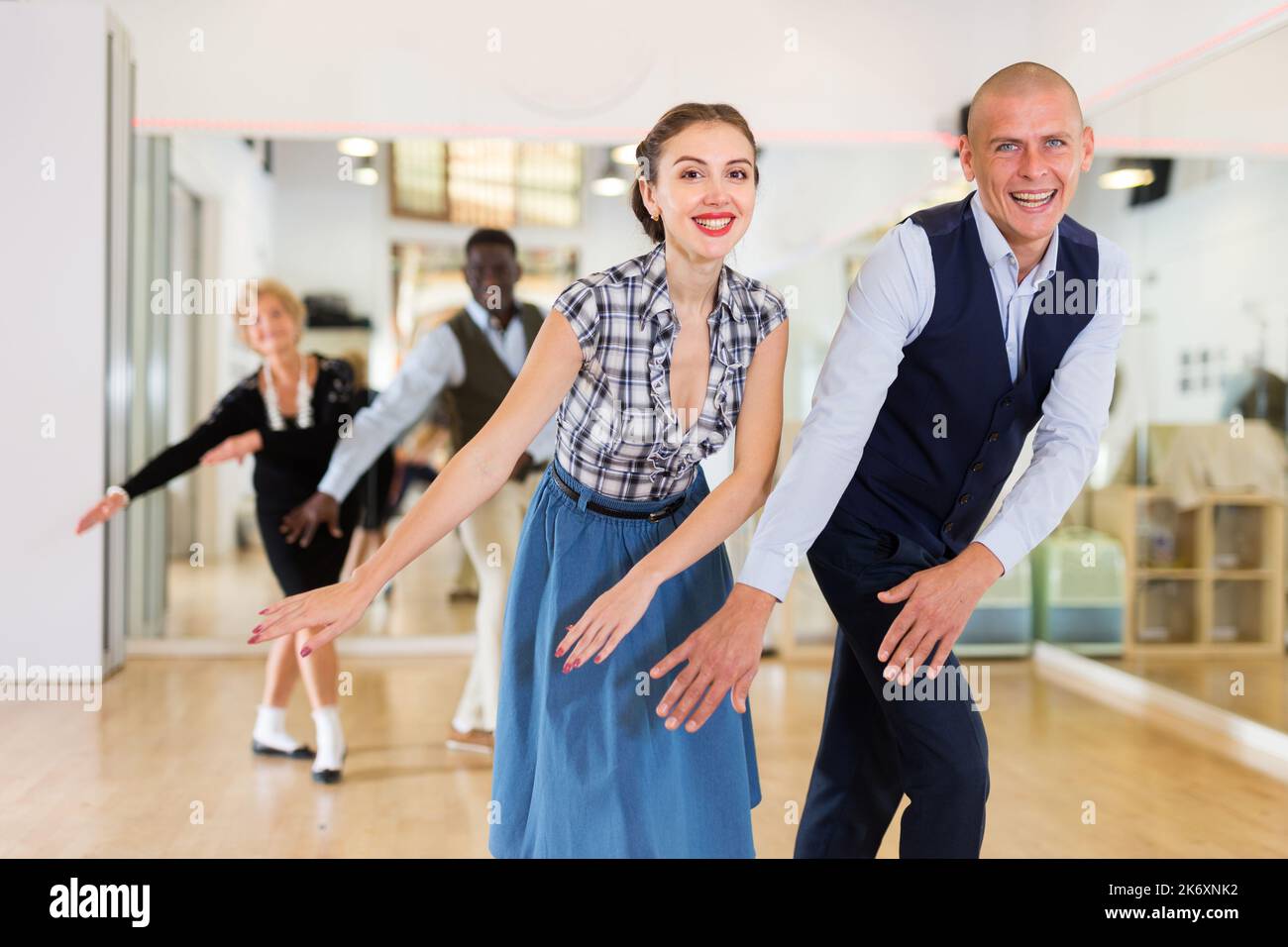 Mann und Frau, die im Tanzzimmer Jazz tanzen Stockfoto