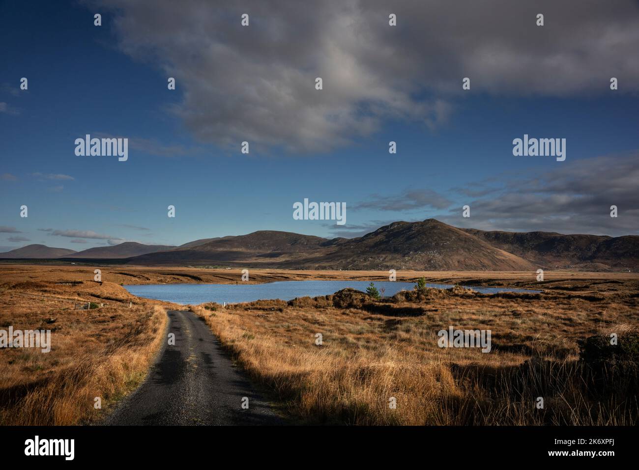 Weite Landschaft um Lough gar, Grafschaft Mayo, Irland.am Ufer des Sees sind Spuren von Rasenschnitt zu sehen. Stockfoto