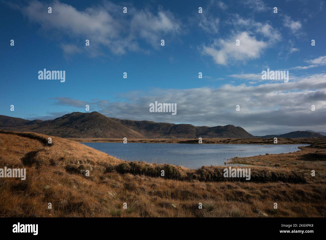 Weite Landschaft um Lough gar, Grafschaft Mayo, Irland.am Ufer des Sees sind Spuren von Rasenschnitt zu sehen. Stockfoto