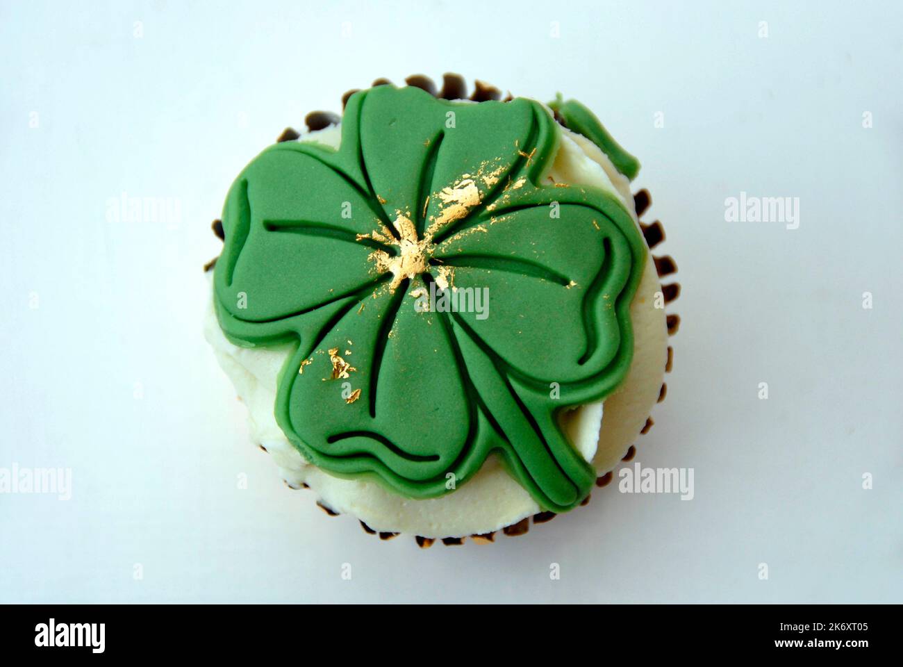 Tasse Kuchen mit dem Eindruck von Shamrock dekoriert Stockfoto