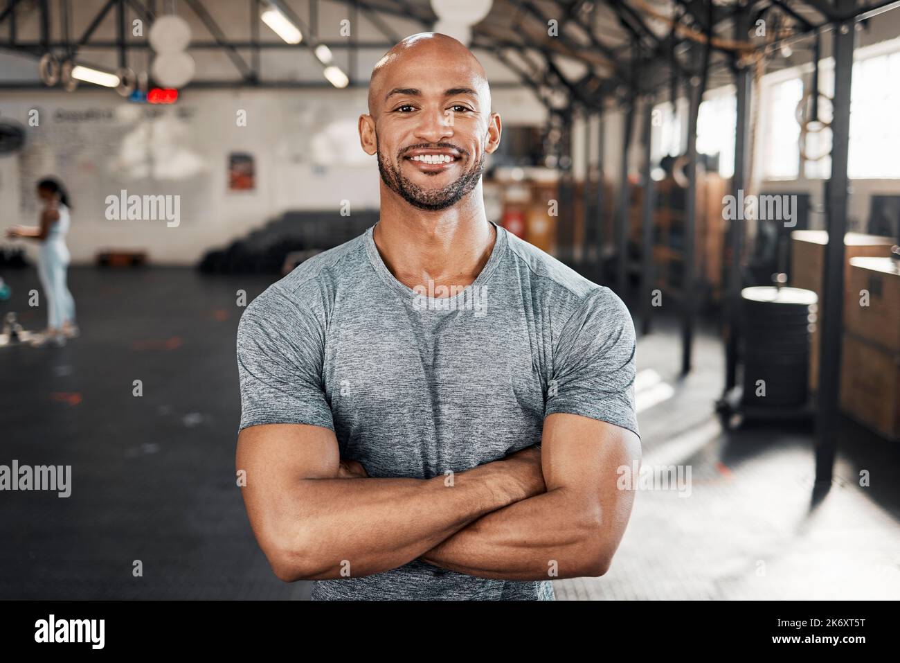 Kämpfe für den Körper, den du willst. Ein junger Mann, der während eines Trainings eine Pause macht. Stockfoto