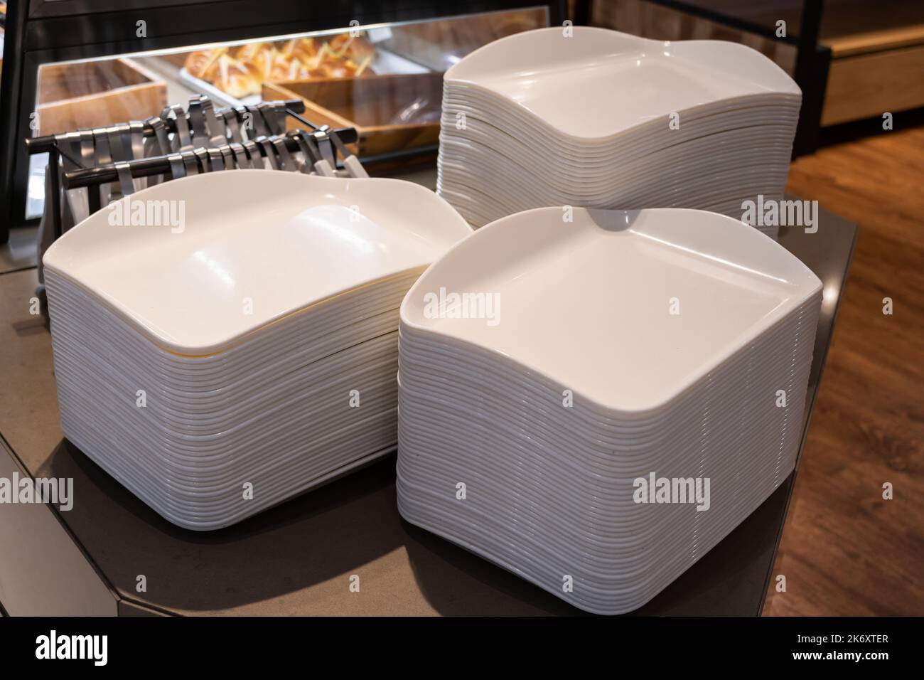 Nahaufnahme des Tabletts und der Zange im Bäckereigeschäft. Stockfoto