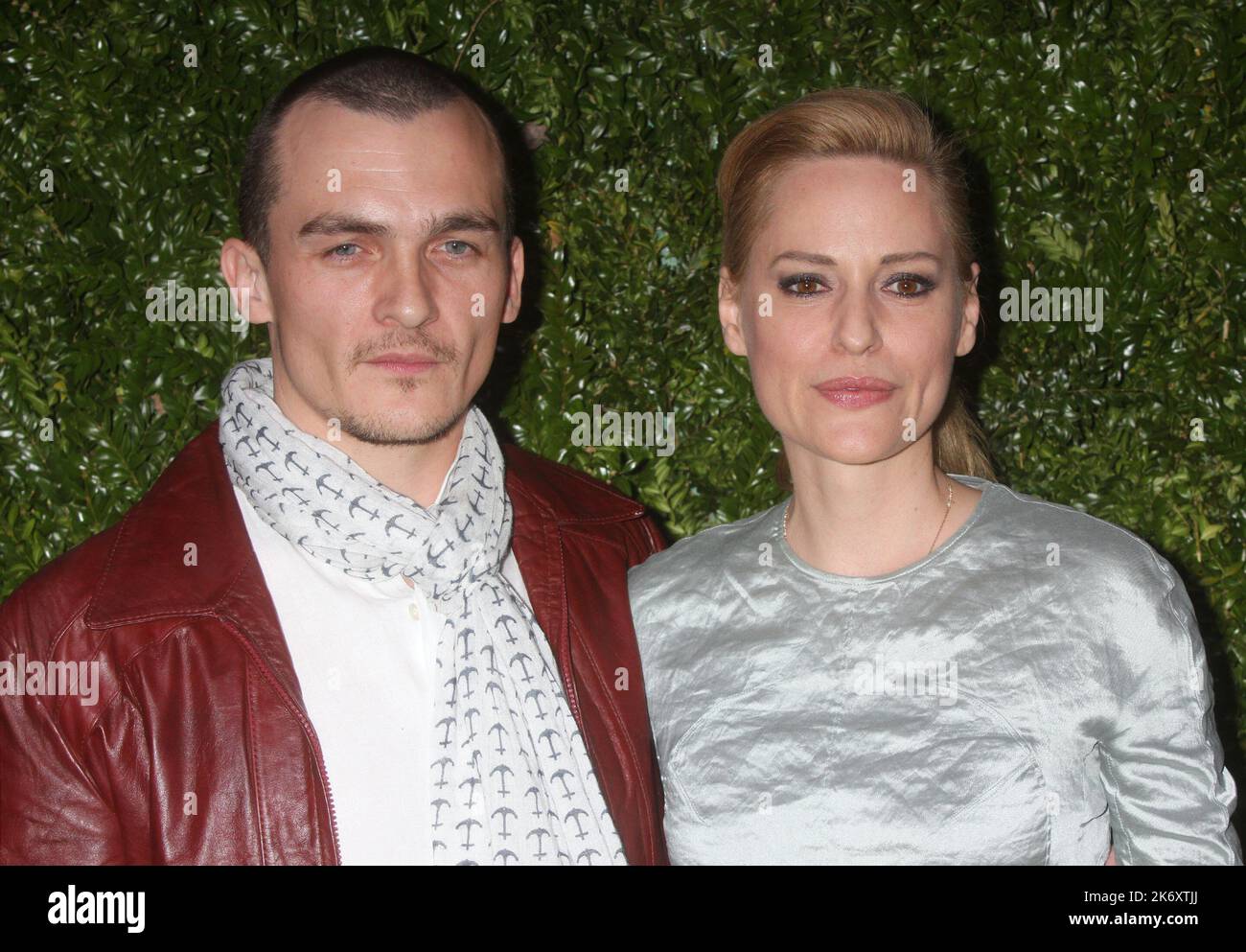 Rupert Friend und Aimee Mullins nehmen am 22. April 2014 an einem Dinner Teil, das von CHANEL zu Ehren des Tribeca Film Festival Artist Program 2014 im Balthazar Restaurant in New York City veranstaltet wird. Foto: Henry McGee/MediaPunch Stockfoto