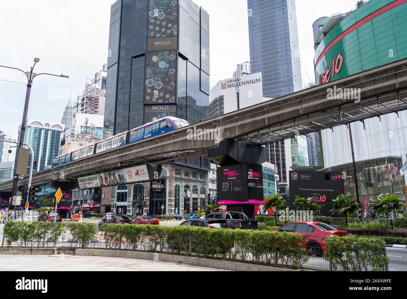Kuala Lumpur, Malaysia - Oktober 16,2022 : KL Monorail Zug öffentliche Verkehrsmittel durch Bukit Bintang Bereich. Die Menschen können sehen, wie sie sich um sie herum erkunden. Stockfoto