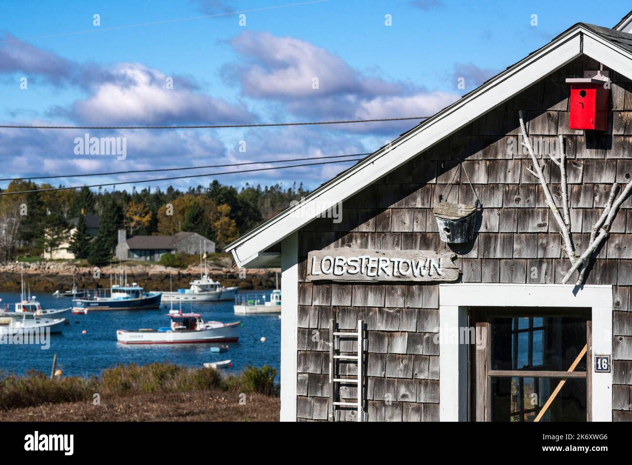 Rustikales Fischershaus auf Corea Harbor, Maine, USA. Stockfoto