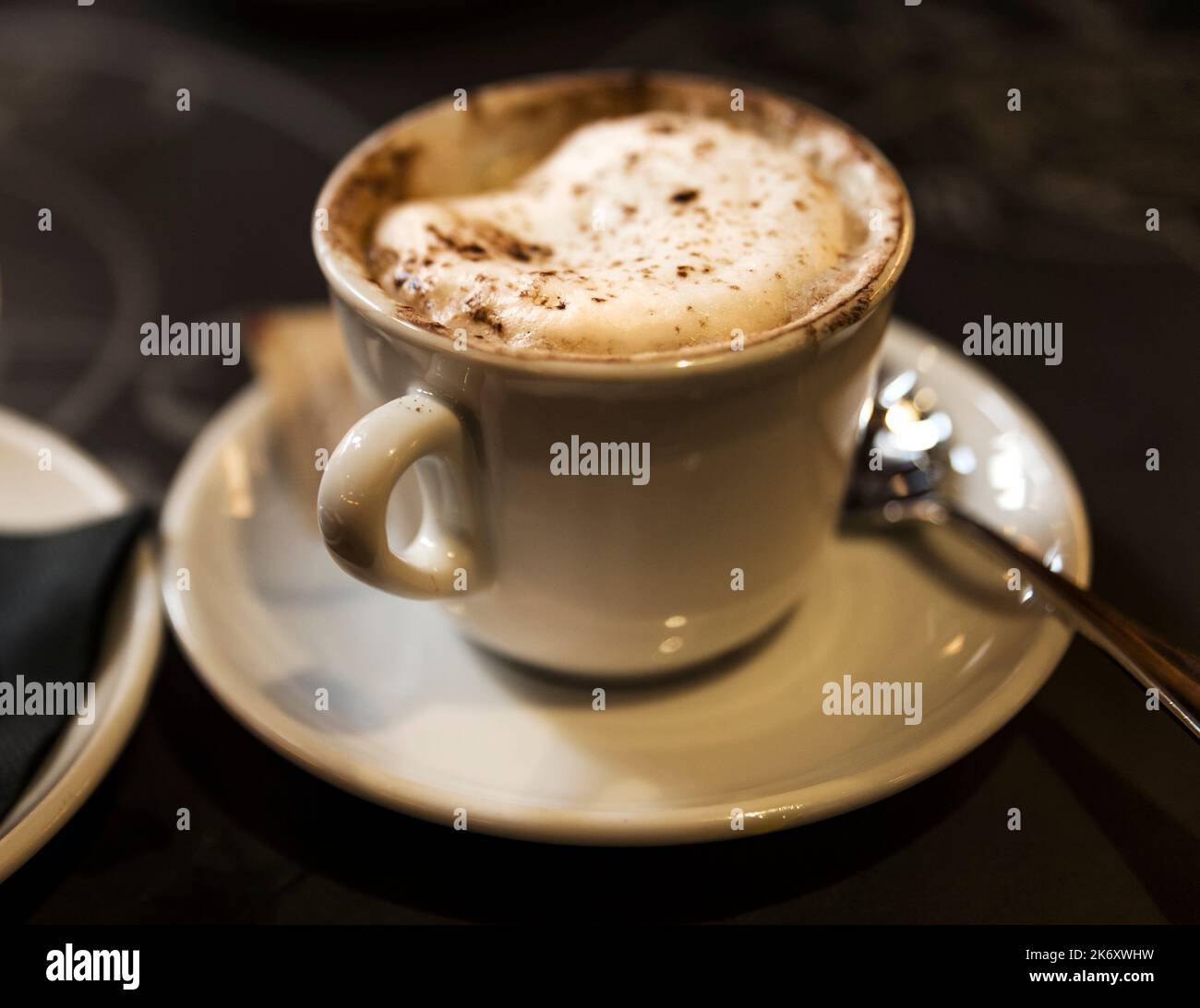 Heißer Cappuccino in einem Café. Stockfoto
