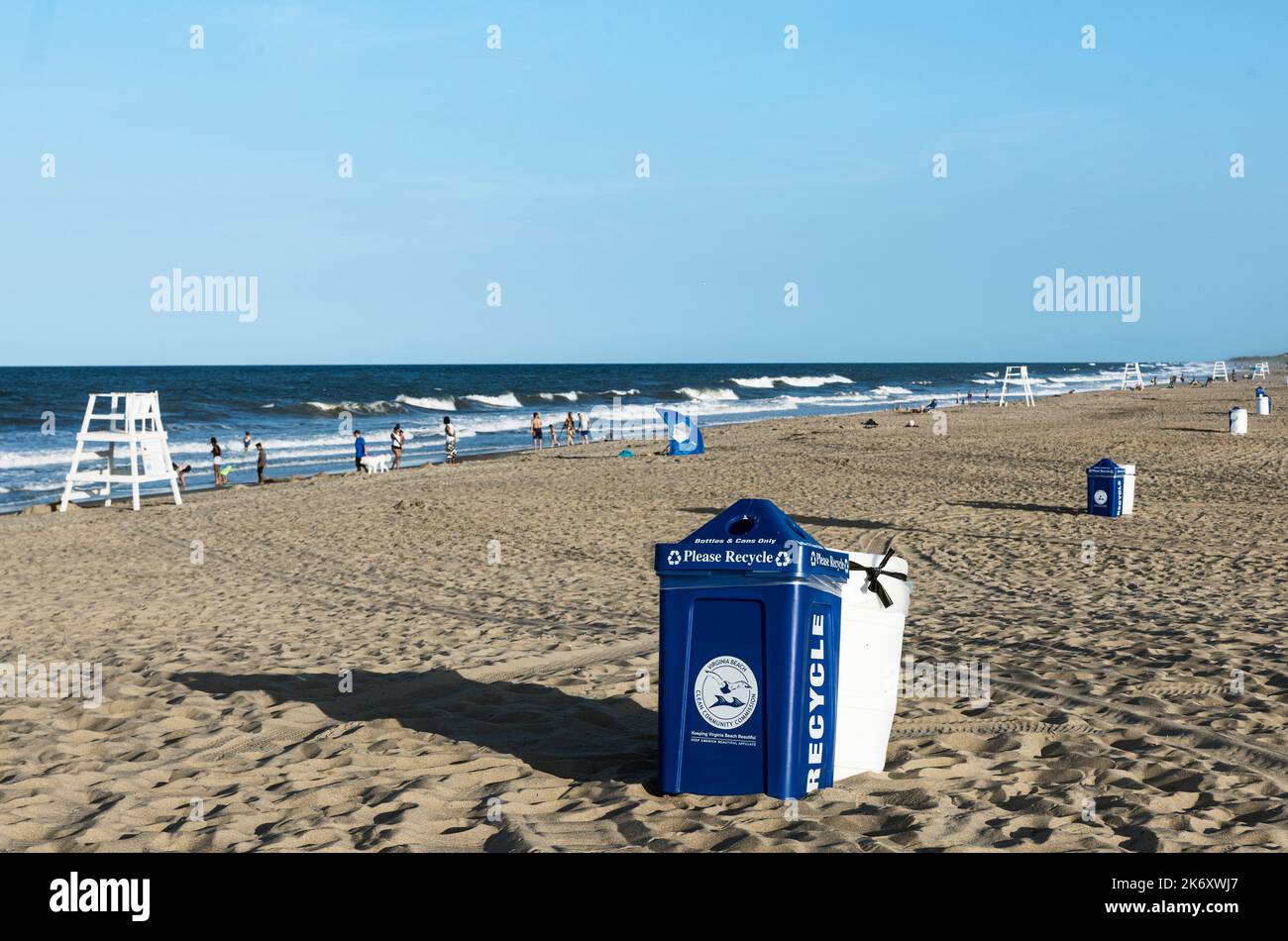 Recycling-Container entlang Virginia Beach. Stockfoto