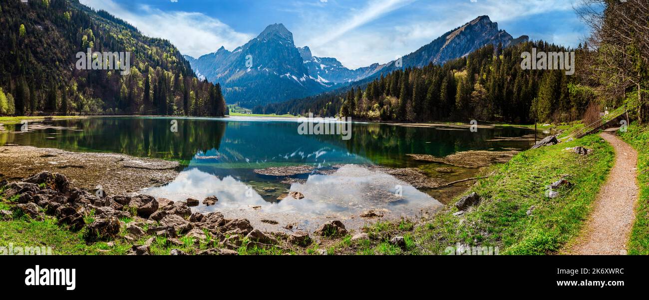 Atemberaubende Schweizer Alpen-Landschaft. Malerischer Bergsee Obersee, Schweizer Naturlandschaft Stockfoto
