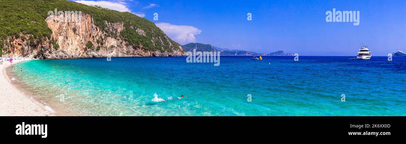 Die besten Strände von Epirus, Griechenland. Panorama von Lichnos - atemberaubender Strand mit türkisfarbenem Wasser in der Nähe der Stadt Parga. Griechische Sommerferien Stockfoto