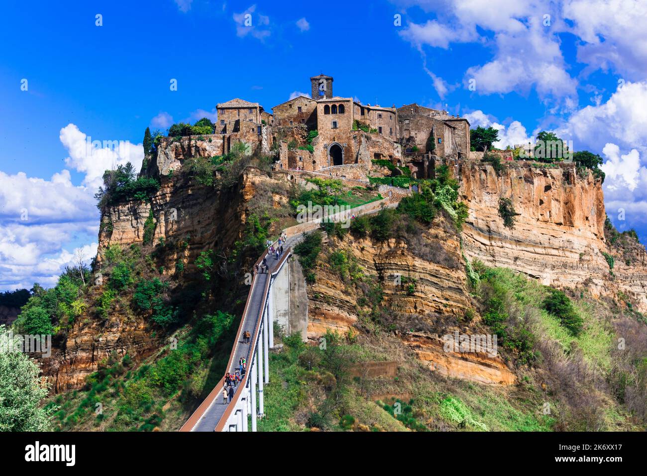 Eines der schönsten italienischen Dörfer Civita di Bagnoregio, genannt Geisterstadt. Beliebtes Touristenziel in Italien, Region Latium, Viterbo provin Stockfoto