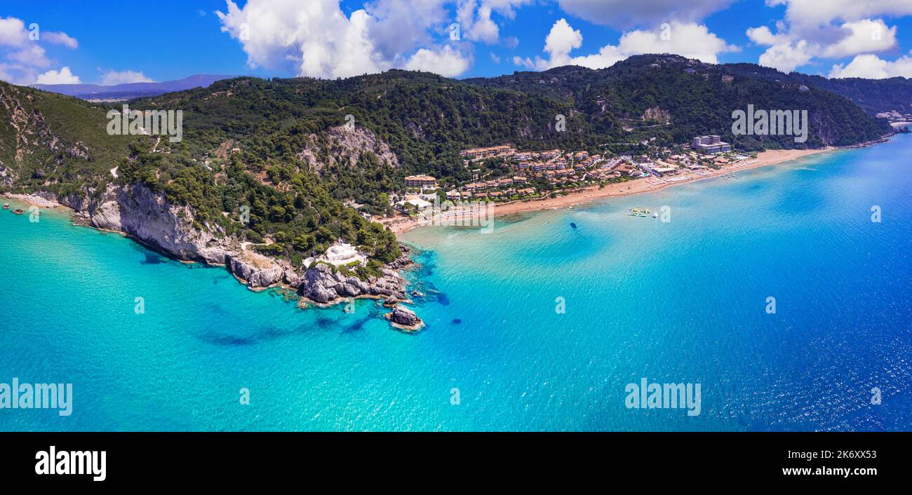 Griechenland Sommerferien. Die schönsten malerischen Strände der Insel Korfu - Luftpanorama auf den Strand von Glyfada und das Dorf im westlichen Teil Stockfoto