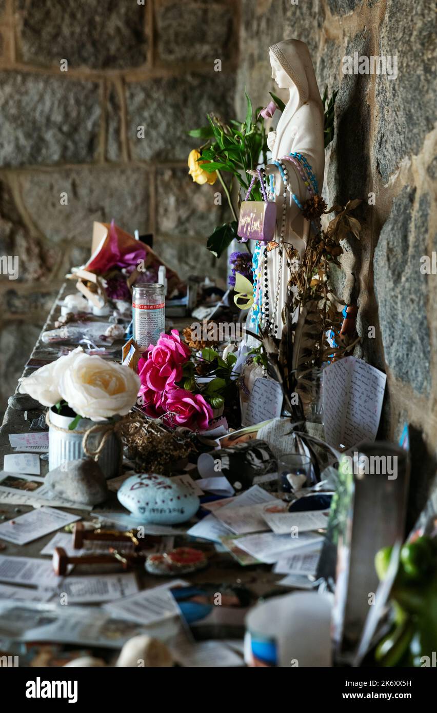 Gebetsanliegen an einem Marienheiligtum. Stockfoto