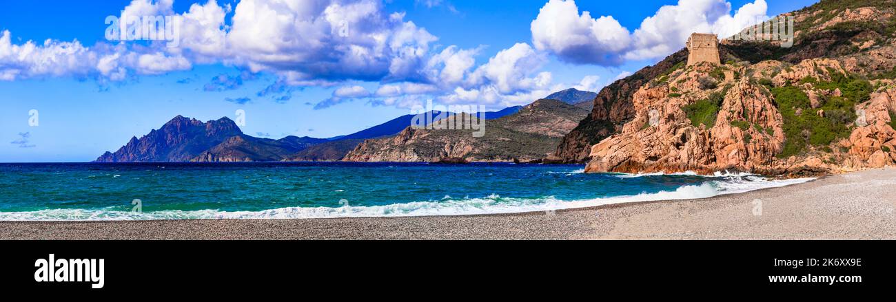 Korsika Insel Naturlandschaft. Golf von Porto. Strand von Porto Ota, Panoramablick auf die Insel und das Denkmal des genoischen Turms. Stockfoto