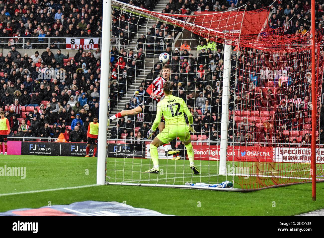 Jack Clarke von Sunderland geht gegen Wigan Athletic ins Tor. Stockfoto