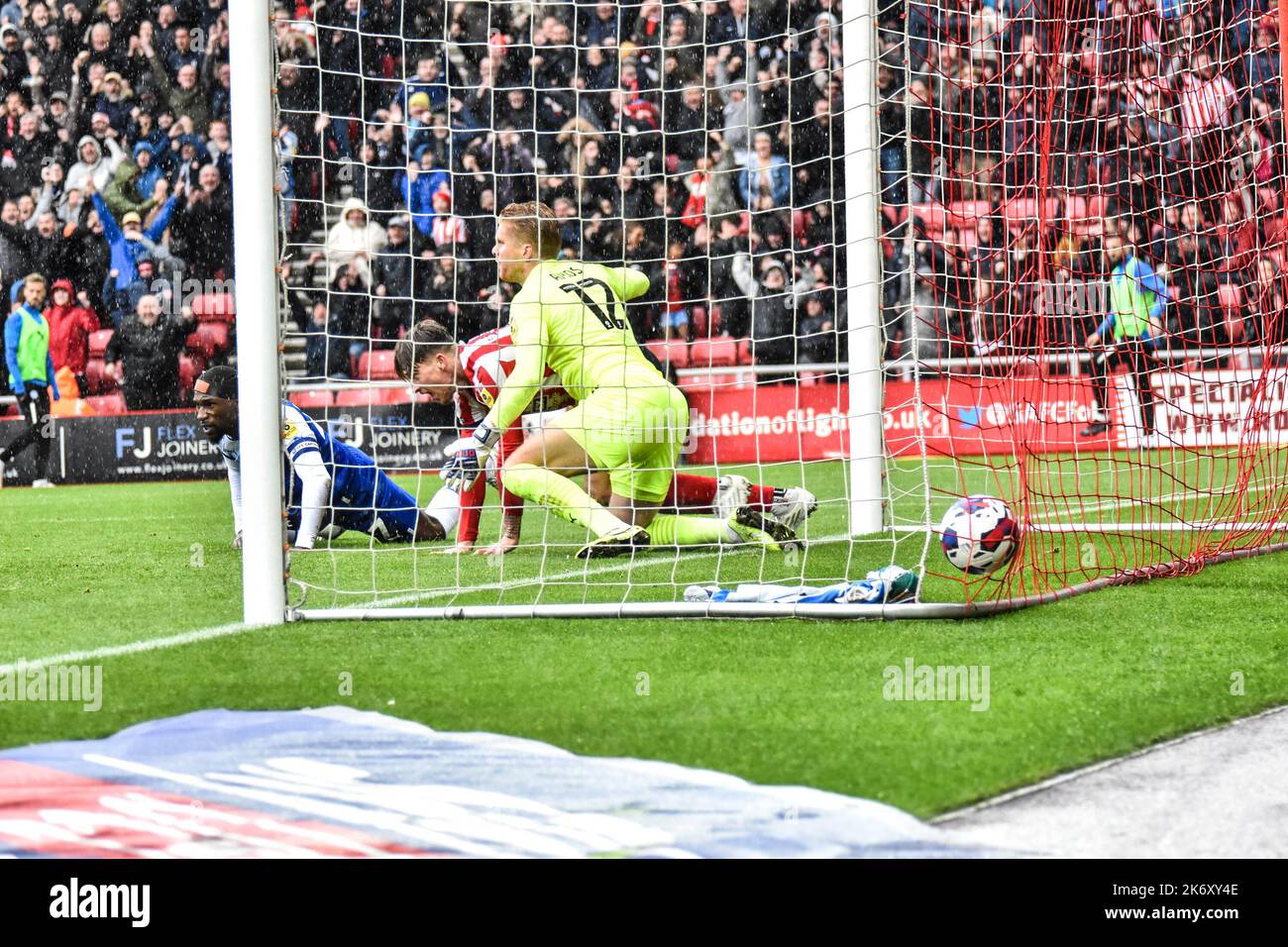Dennis Cirkin aus Sunderland erzielt gegen Wigan Athletic das zweite Tor seiner Mannschaft. Stockfoto