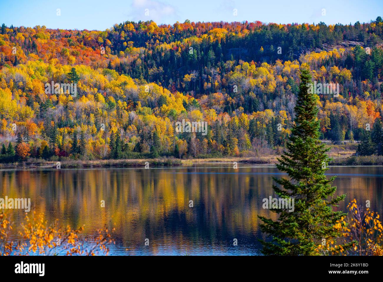 Mauricie, Kanada - Okt 08 2022: Bild zeigt den Blick im Mauricie Nationalpark im farbenfrohen Herbst Stockfoto