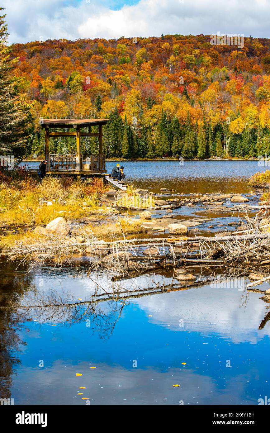 Mauricie, Kanada - Okt 08 2022: Bild zeigt den Blick im Mauricie Nationalpark im farbenfrohen Herbst Stockfoto