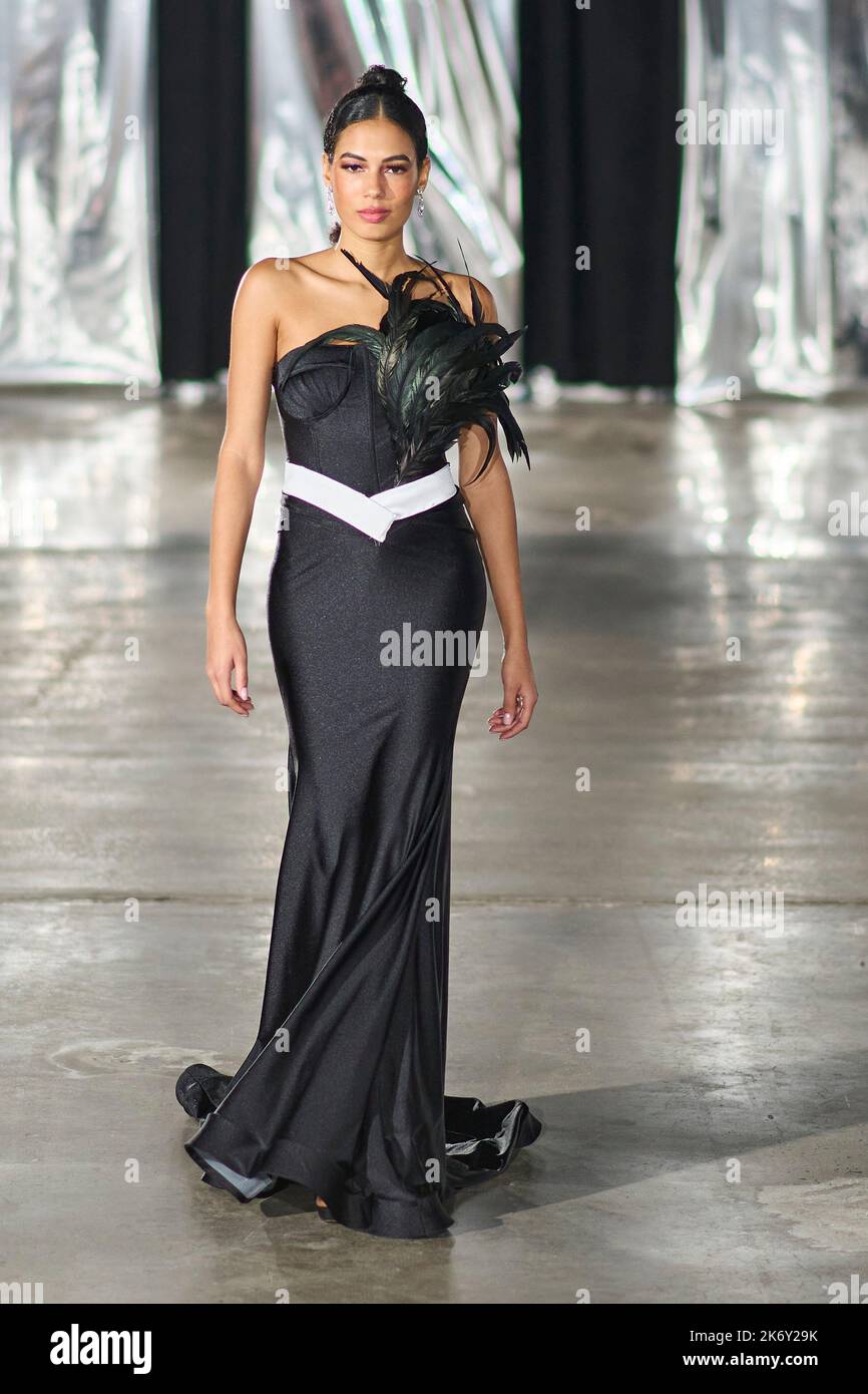 Ein Model spaziert für den Designer 'bodied by Jojo' bei der New York Fashion Week The Society im Spiegelsaal. (02084) Stockfoto