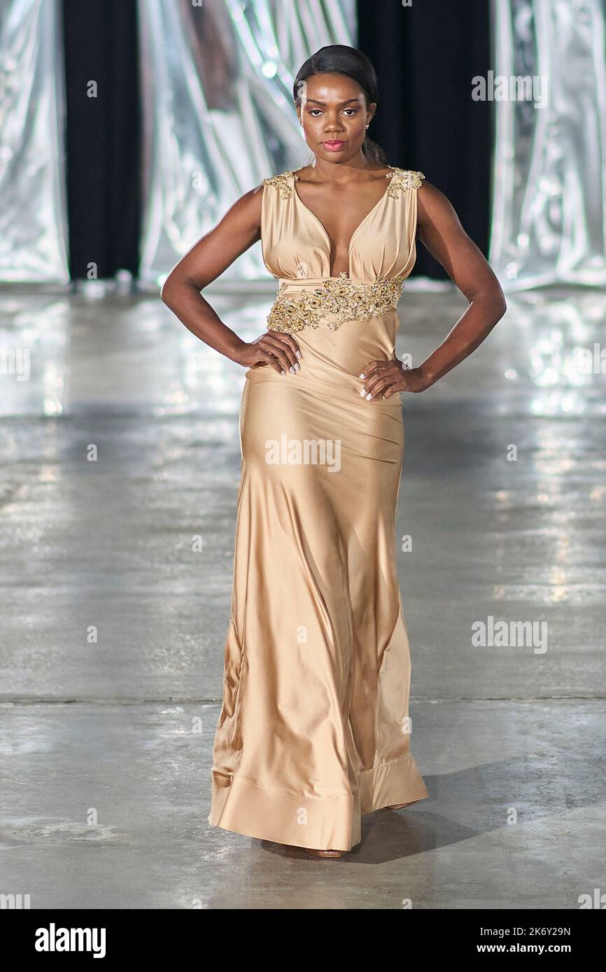 Ein Model spaziert für den Designer 'bodied by Jojo' bei der New York Fashion Week The Society im Spiegelsaal. (02091) Stockfoto