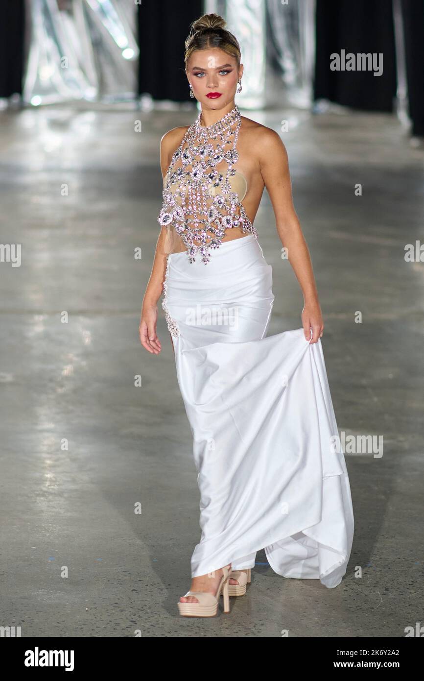 Ein Model spaziert für den Designer 'bodied by Jojo' bei der New York Fashion Week The Society im Spiegelsaal. (02112) Stockfoto