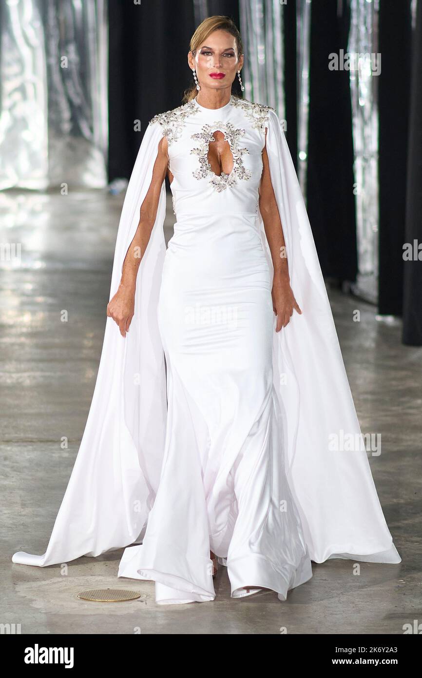 Ein Model spaziert für den Designer 'bodied by Jojo' bei der New York Fashion Week The Society im Spiegelsaal. Das Victoria. Stockfoto