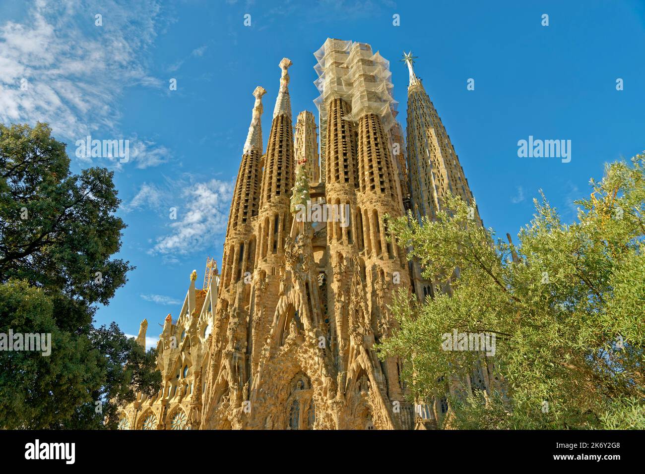 Die Nordwand der Sagrada Familia, Basílica de la Sagrada Familia, entworfen von Antoni Gaudi in Barcelona, Spanien. Stockfoto