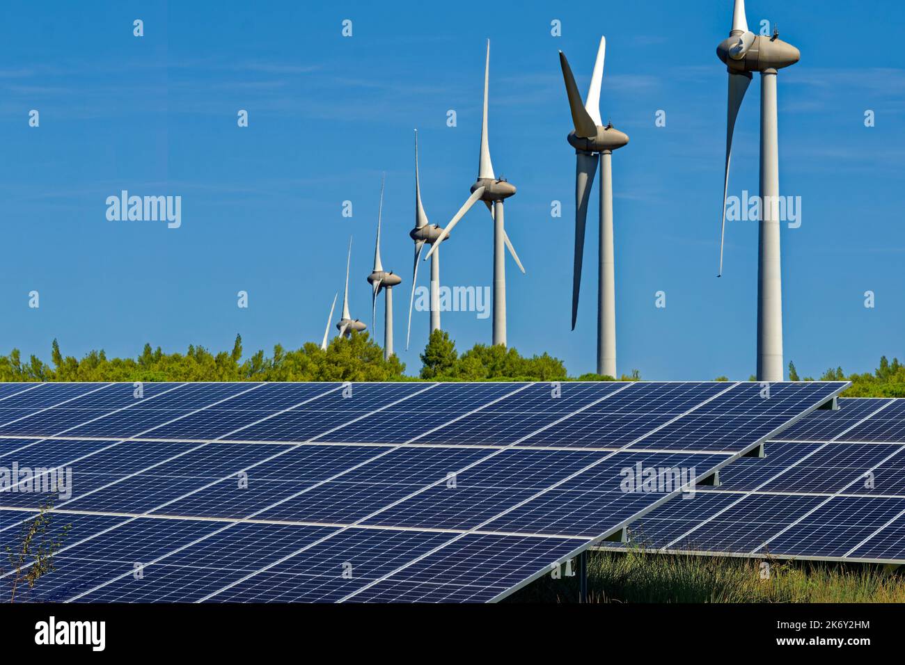 Solarzellen und Windkraftanlagen für den ländlichen Raum. Stockfoto