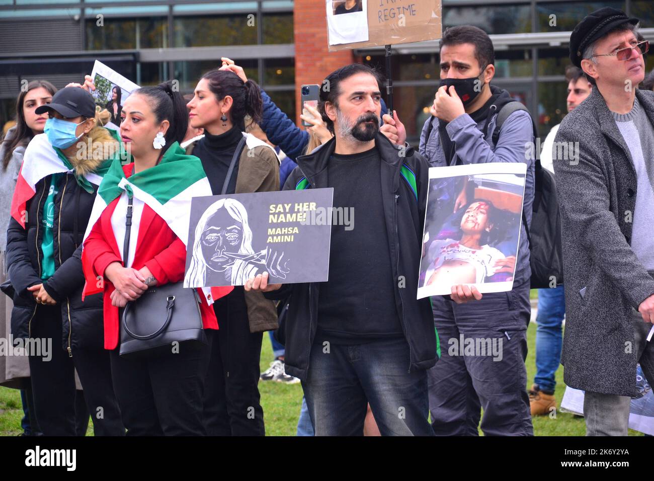 Manchester, Großbritannien. 16.. Oktober 2022. Demonstranten versammelten sich in Piccadilly Gardens, im Zentrum von Manchester, England, im Vereinigten Königreich, kritisch gegenüber der iranischen Regierung und wütend über den Tod der kurdischen Frau Mahsa Amini im Alter von 22 Jahren. Sie starb, nachdem sie am 16. September 2022 von der Polizei für religiöse Moral verhaftet worden war, weil sie den Hijab nicht gemäß den Regierungsvorschriften trug. Dies führte zu Protesten im ganzen Iran. Iranische Beamte behaupten, dass ihr Tod auf natürliche Ursachen zurückzuführen sei, während die Demonstranten glauben, dass sie zu Tode geprügelt wurde. Quelle: Terry Waller/Alamy Live News Stockfoto