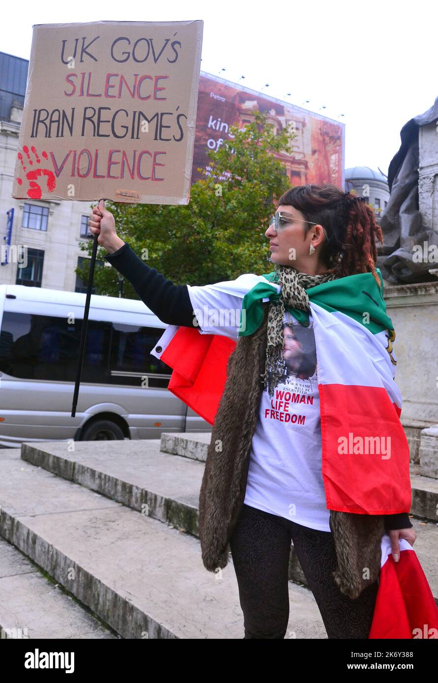 Manchester, Großbritannien. 16.. Oktober 2022. Demonstranten versammelten sich in Piccadilly Gardens, im Zentrum von Manchester, England, im Vereinigten Königreich, kritisch gegenüber der iranischen Regierung und wütend über den Tod der kurdischen Frau Mahsa Amini im Alter von 22 Jahren. Sie starb, nachdem sie am 16. September 2022 von der Polizei für religiöse Moral verhaftet worden war, weil sie den Hijab nicht gemäß den Regierungsvorschriften trug. Dies führte zu Protesten im ganzen Iran. Iranische Beamte behaupten, dass ihr Tod auf natürliche Ursachen zurückzuführen sei, während die Demonstranten glauben, dass sie zu Tode geprügelt wurde. Quelle: Terry Waller/Alamy Live News Stockfoto
