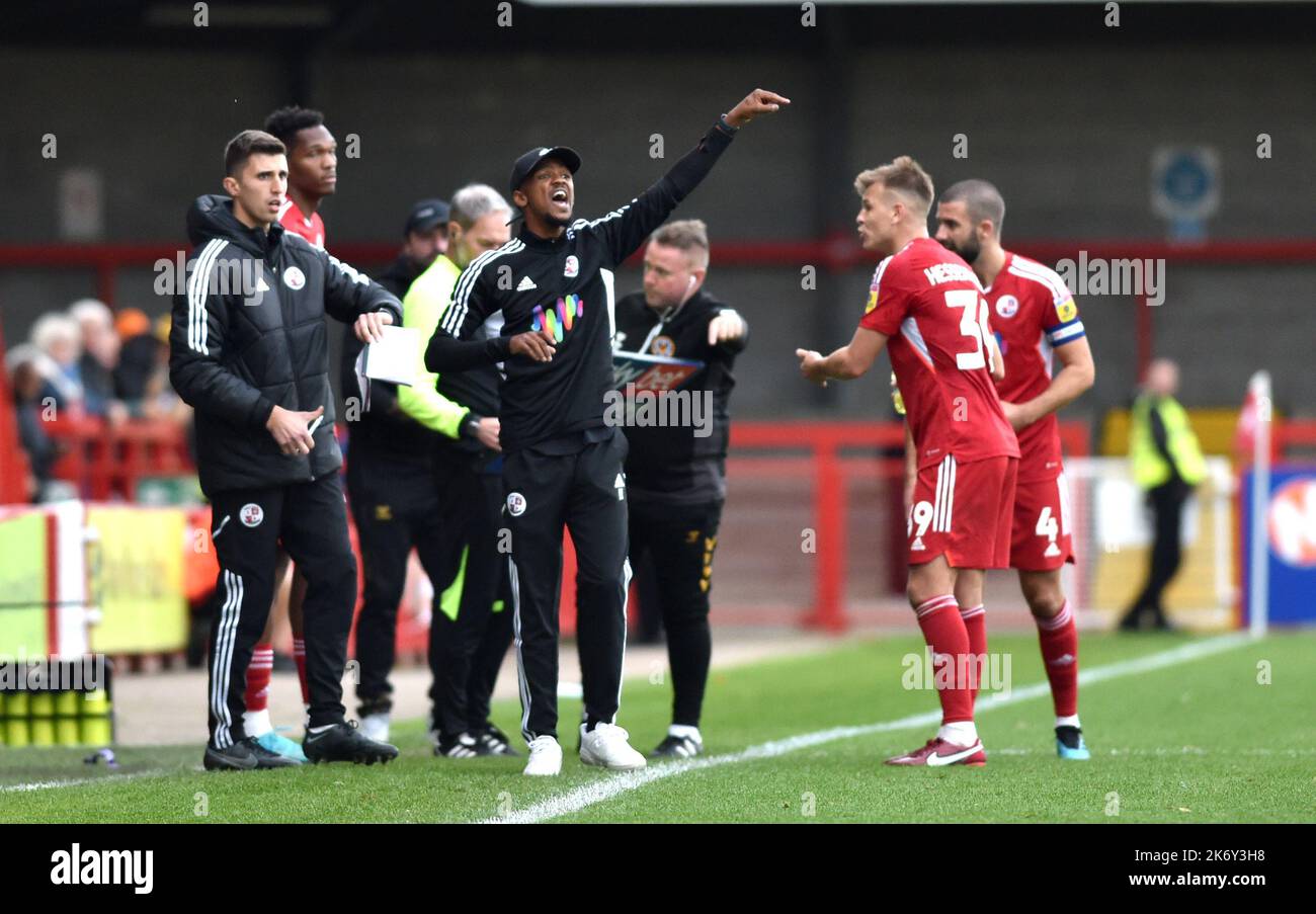 Crawley Interim Manager Lewis Young ruft Anweisungen während des zweiten Spiels der EFL League zwischen Crawley Town und Newport County im Broadfield Stadium , Crawley , Großbritannien - 15.. Oktober 2022 nur für redaktionelle Verwendung. Keine Verkaufsförderung. Für Football-Bilder gelten Einschränkungen für FA und Premier League. Keine Nutzung des Internets/Handys ohne FAPL-Lizenz - für Details wenden Sie sich an Football Dataco Stockfoto