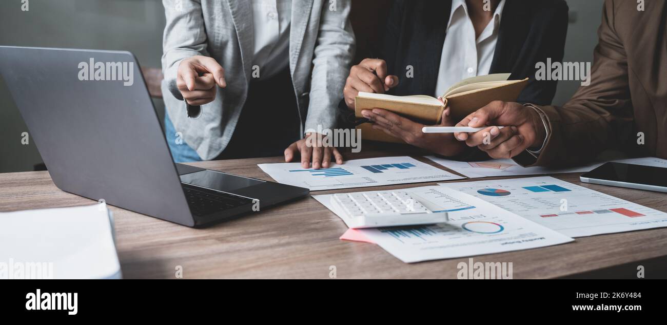 Finanzanalysten Analyse Business Finanzbericht auf Laptop während der Diskussion bei der Besprechung des Unternehmens zeigen die Ergebnisse ihrer erfolgreichen Stockfoto