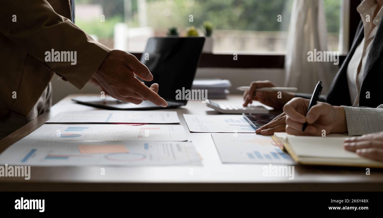 Zusammenarbeit im Geschäftsteam, Besprechung der Arbeitsanalyse mit Finanzdaten und Diagramm zum Marketingwachstum im Team, Präsentation und Brainstorming Stockfoto