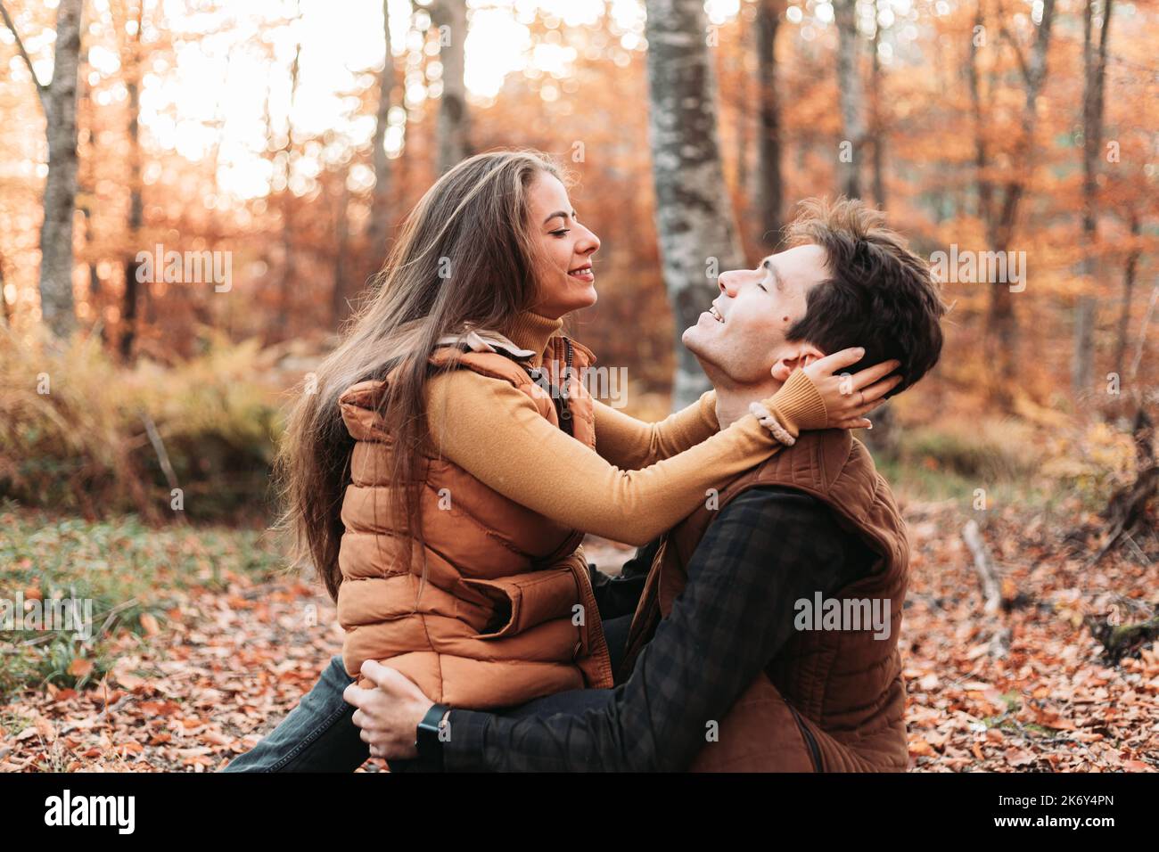 Junges Paar, das sich im Wald sehr viel Zeit genommen hat Stockfoto