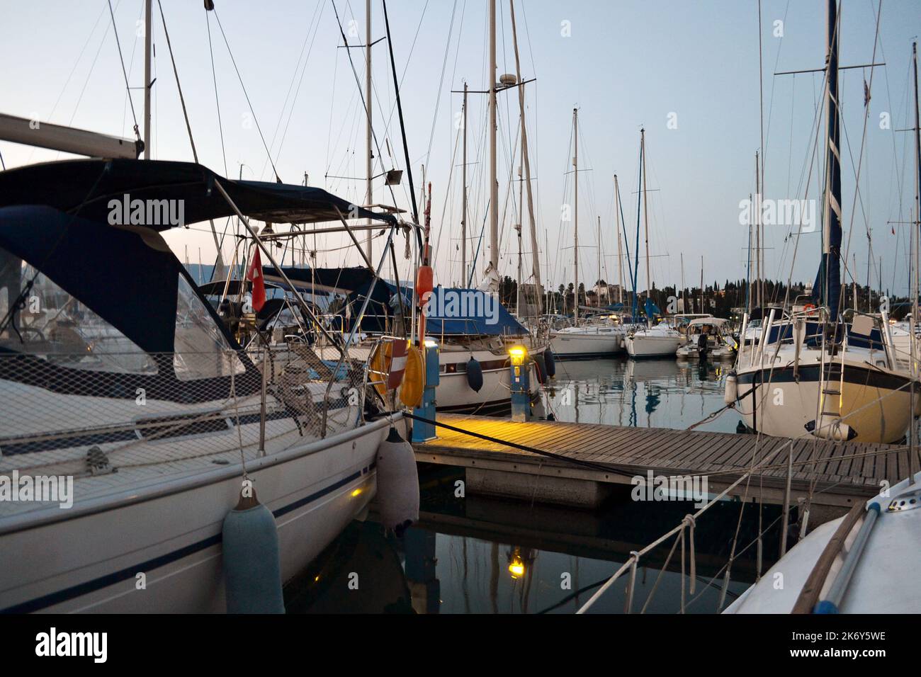 Segelboote in Gouvia Marine auf der Insel Korfu. Stockfoto