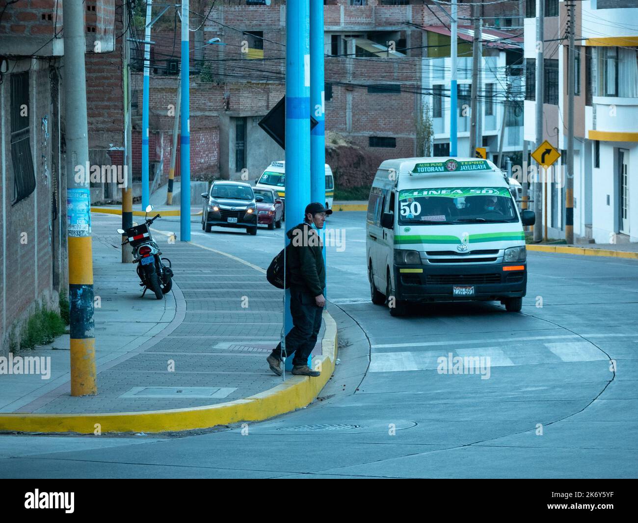 Puno, Peru - 27 2022. Juli: Peruanischer Mann wartet auf den öffentlichen Bus auf der Avenue Stockfoto