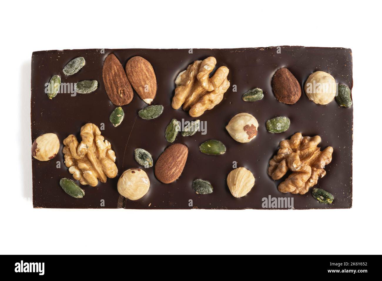 Tafel aus luxuriöser dunkler Schokolade, eingebettet in Walnüsse, Haselnüsse, Mandeln und Kürbiskerne Stockfoto
